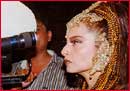 Rekha, on the sets of Mujhe Meri Biwi Se Bachao