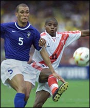 Peru's Dar Muchotrigo (R) battles Brazil's Eduardo Costa 